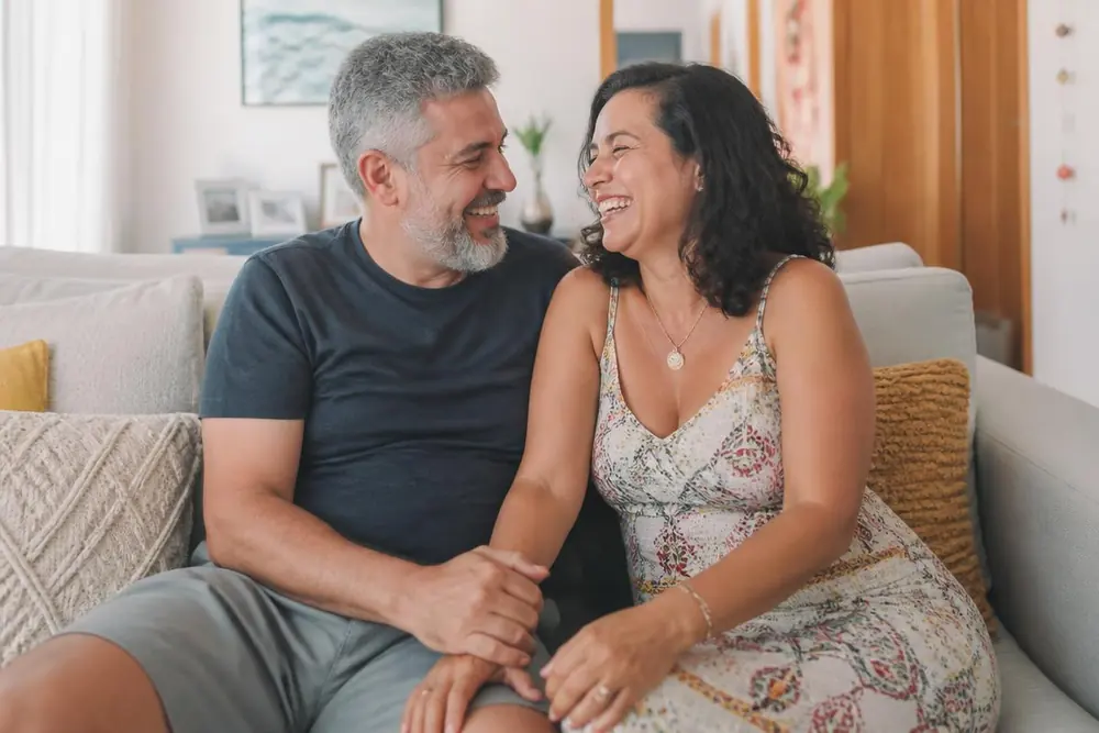 Casal reconectado e sorrindo em casa