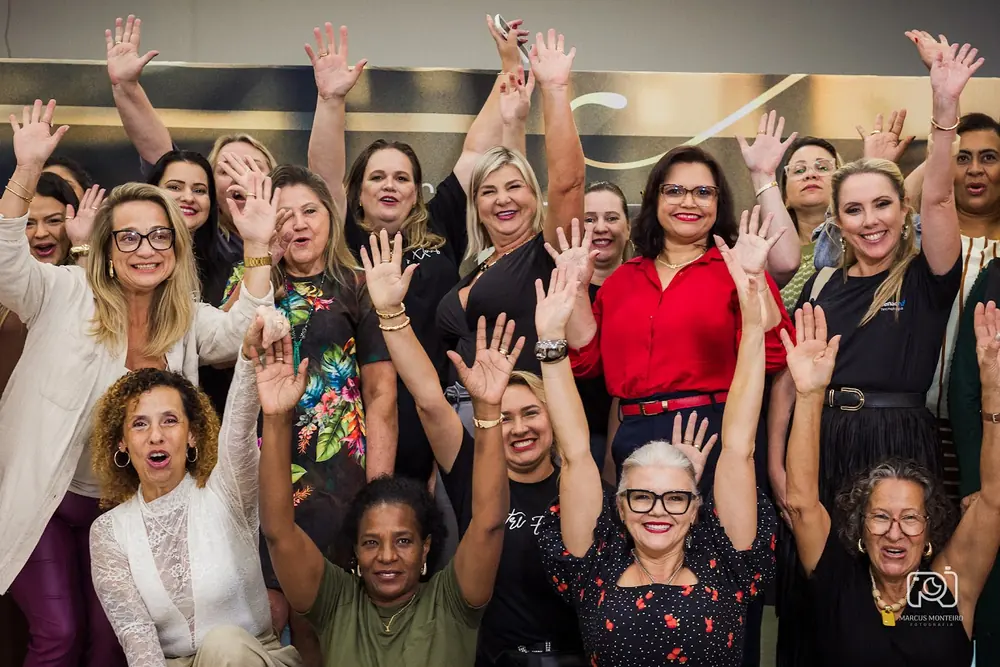 Turma de mulheres celebrando ao final de um encontro com Claudia Petry